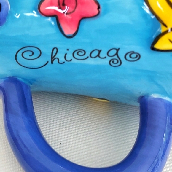 CHICAGO Souvenir Mug Hand-Painted & Embossed Design - Picture 4 of 9